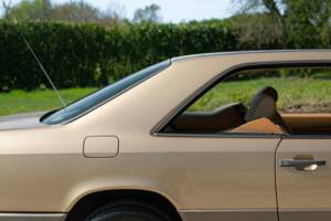 Image 9/46 de Mercedes-Benz 300 CE (1988)