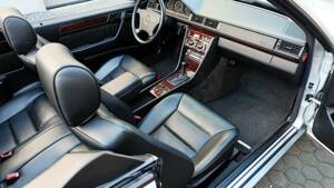 Image 27/74 of Mercedes-Benz E 320 (1997)