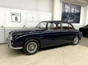 Image 2/22 of Jaguar 240 (1968)