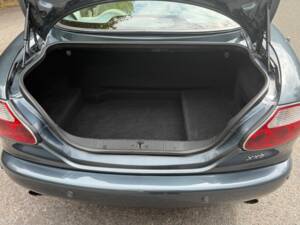 Image 18/23 of Jaguar XK8 4.0 (2001)