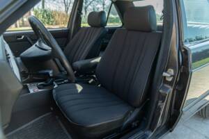 Bild 29/50 von Mercedes-Benz 190 E (1988)