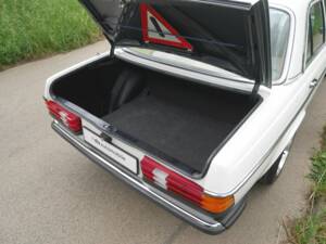 Immagine 23/50 di Mercedes-Benz 230 E (1900)