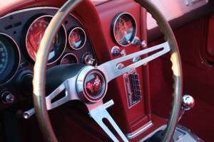 Immagine 26/35 di Chevrolet Corvette Sting Ray Convertible (1965)