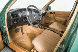 Obraz 11/50 pojazdu Mercedes-Benz 190 D 2.5 (1986)