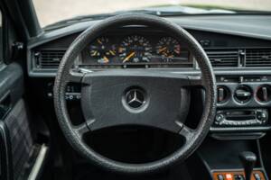 Bild 24/74 von Mercedes-Benz 190 E (1990)