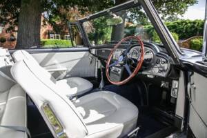 Image 21/30 de Aston Martin DB 6 Volante (1967)