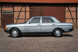 Image 10/38 of Mercedes-Benz 300 D (1981)