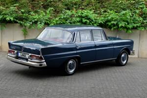 Image 13/76 de Mercedes-Benz 220 S b (1963)