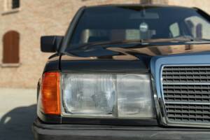 Imagen 24/50 de Mercedes-Benz 190 E (1988)