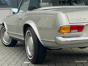 Image 17/22 de Mercedes-Benz 280 SL (1970)