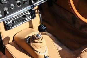 Image 28/41 de Jaguar E-Type (1968)