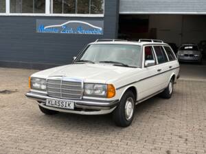 Image 1/66 of Mercedes-Benz 200 T (1984)