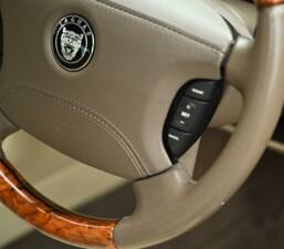 Image 30/50 of Jaguar XJ 8 4.2 (2007)