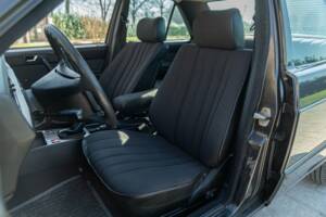 Image 25/50 de Mercedes-Benz 190 E (1988)