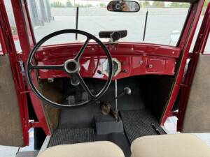 Image 2/8 of Renault Monaquatre (1934)