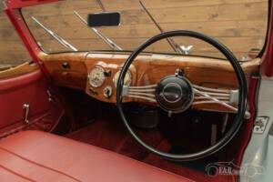 Immagine 2/19 di Triumph 2000 Roadster (1949)