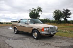 Image 16/33 of Mercedes-Benz 230 CE (1985)