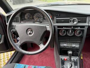 Imagen 31/42 de Mercedes-Benz 190 E 1.8 Avantgarde "Rosso" (1992)