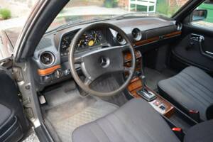 Image 10/15 of Mercedes-Benz 230 CE (1983)