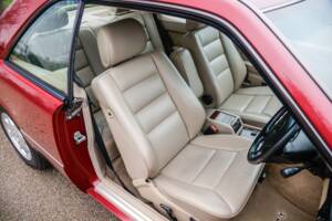 Immagine 32/47 di Mercedes-Benz E 220 (1995)