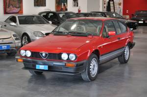 Bild 2/29 von Alfa Romeo GTV 2.0 (1984)