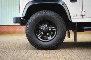 Image 13/41 of Land Rover Defender 90 "50th Anniversary" (1999)