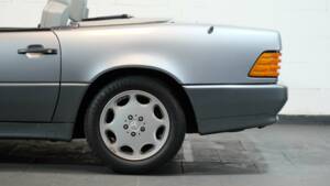 Image 28/34 of Mercedes-Benz 500 SL (1991)