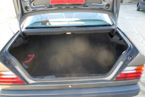 Image 38/92 de Mercedes-Benz 200 D (1989)