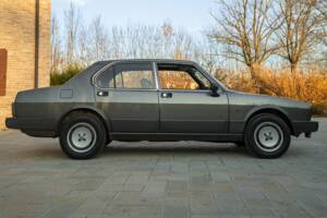 Image 4/50 of Alfa Romeo Alfetta Quadrifoglio Oro (1984)