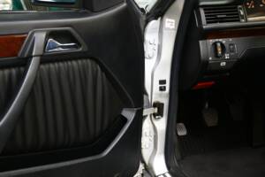 Immagine 30/43 di Mercedes-Benz E 200 (1994)