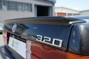 Image 14/19 de BMW 320i (1989)