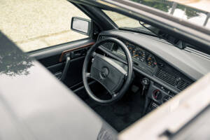 Bild 38/53 von Mercedes-Benz 190 E 2.5-16 (1991)