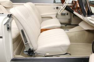 Image 18/27 of Mercedes-Benz 300 SE (1967)