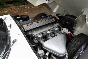 Image 14/17 of Jaguar E-Type (1969)