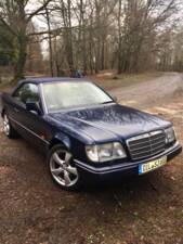 Image 2/22 of Mercedes-Benz E 220 (1996)