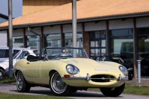 Image 27/35 de Jaguar E-Type (1967)