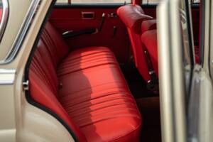 Image 38/42 of Mercedes-Benz 220 SE b (1965)