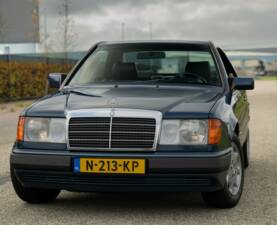 Bild 42/79 von Mercedes-Benz 200 CE (1993)