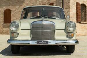 Image 3/50 of Mercedes-Benz 200 (1966)