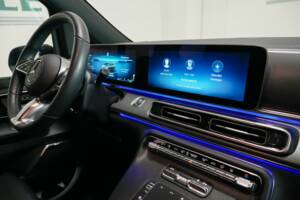 Image 18/35 of Mercedes-Benz V 300 d 4MATIC (2025)