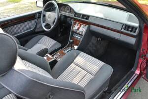 Bild 31/50 von Mercedes-Benz E 200 (1994)