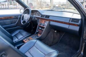 Bild 36/49 von Mercedes-Benz 300 CE-24 (1993)