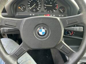 Image 8/8 of BMW 318i Touring (1993)