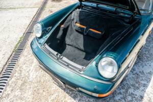 Image 31/35 of Porsche 911 Carrera 2 (1990)