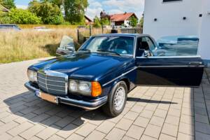 Bild 63/99 von Mercedes-Benz 230 CE (1983)