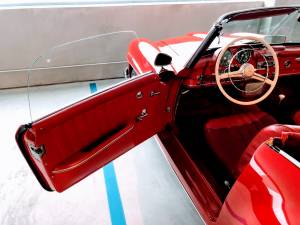 Der Innenraum ist gepflegt. Allerdings könnte man auch den Teppich erneuern.