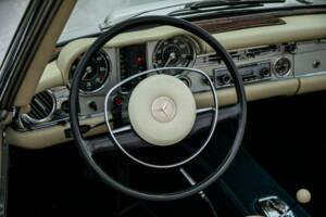 Image 25/35 of Mercedes-Benz 280 SL (1969)