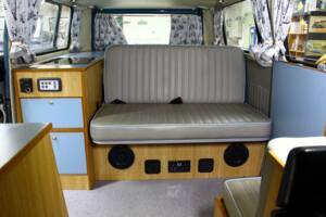 Image 29/33 of Volkswagen T2a minibus (1970)