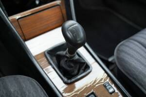 Bild 34/48 von Mercedes-Benz 200 CE (1990)