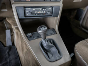 Image 13/25 of BMW 520i (1984)
